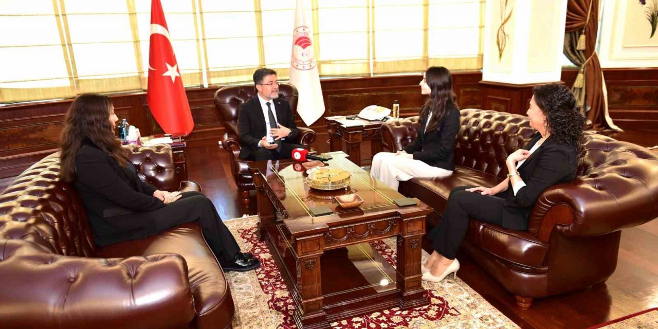 Bakan Yumaklı, İsveç’te su ödülü alan Ayşe Pelin Dedeler ile bir araya geldi