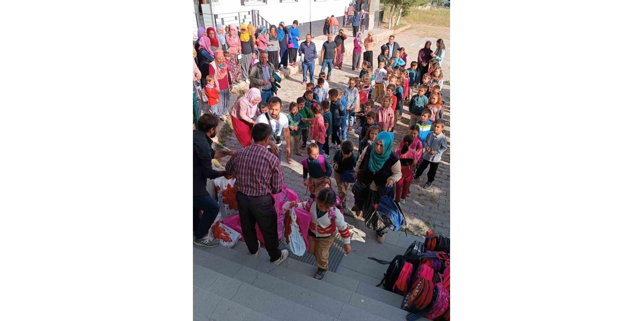 Öğrencilerin kırtasiye ihtiyaçlarını hayırsever aile giderdi