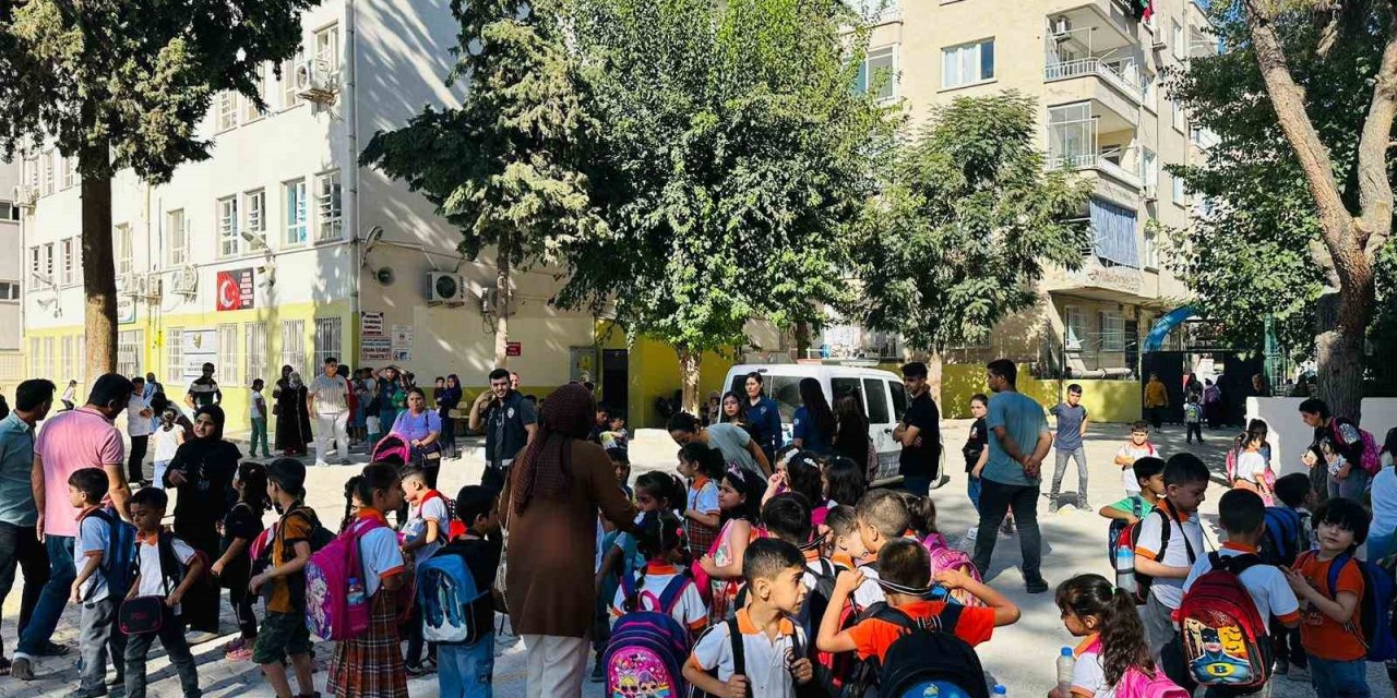 Birecik’te polis ekipleri öğrencileri bilgilendirdi