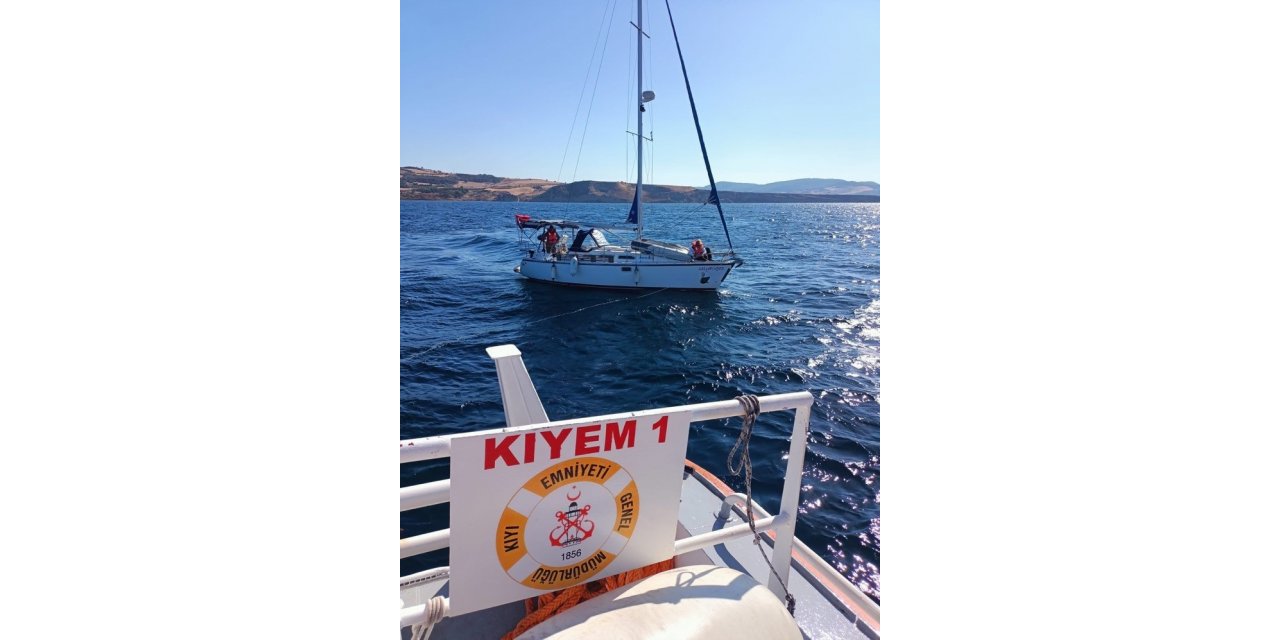 Çanakkale Boğazı’nda sürüklenen tekne kurtarıldı