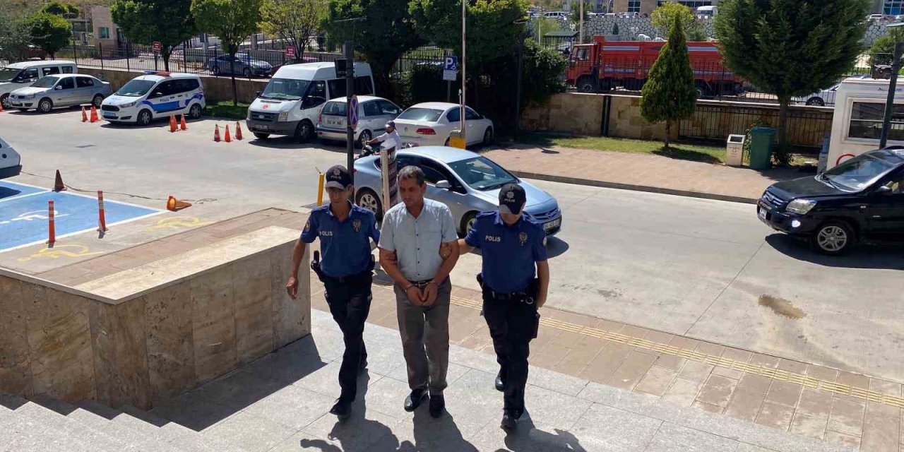 İki kişinin hayatını kaybettiği feci kazadaki kamyonet sürücüsü tutuklandı