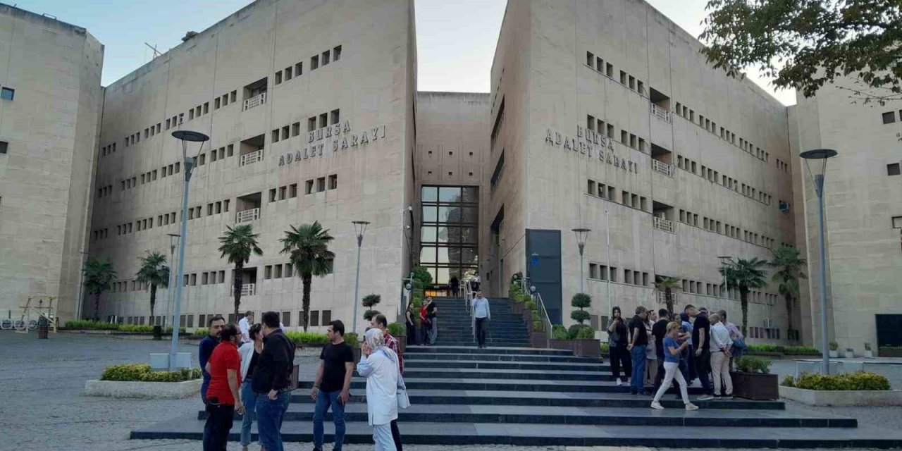 Aynı daireyi birden fazla kişiye satma iddiasıyla yargılanan sanıkların duruşması ertelendi