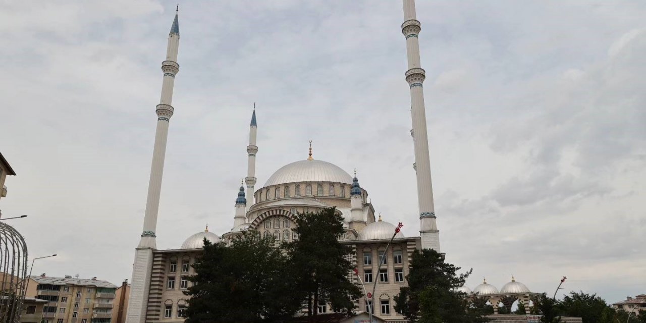 Vali Çakır, camii inşaatında incelemelerde bulundu