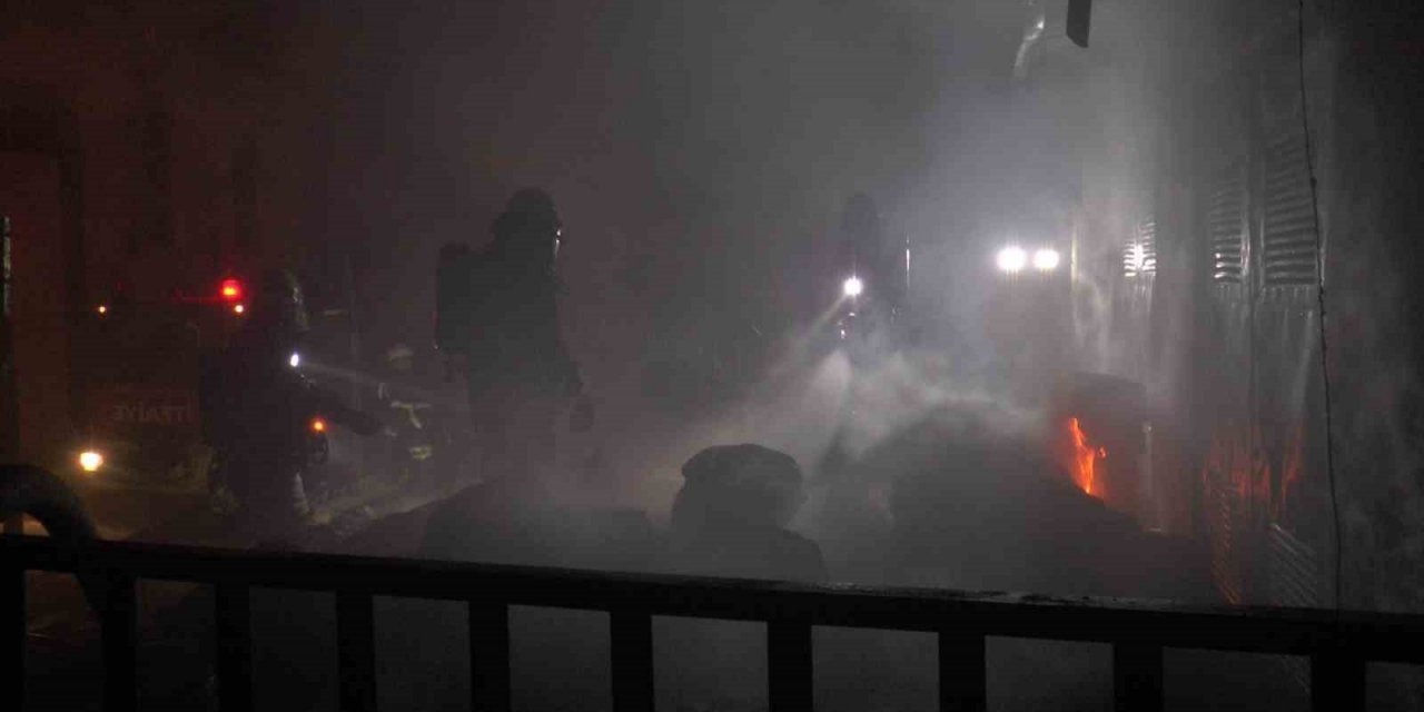 Yangında fabrika hurdalığı küle döndü