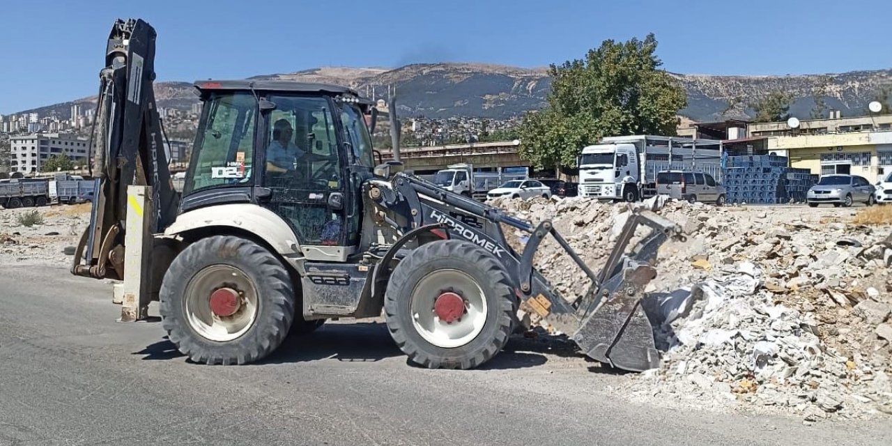 Kahramanmaraş’ta belediye ekipleri inşaat atıklarını kaldırıyor