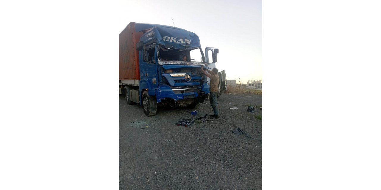 Freni boşalan tır duvara çarparak durdu