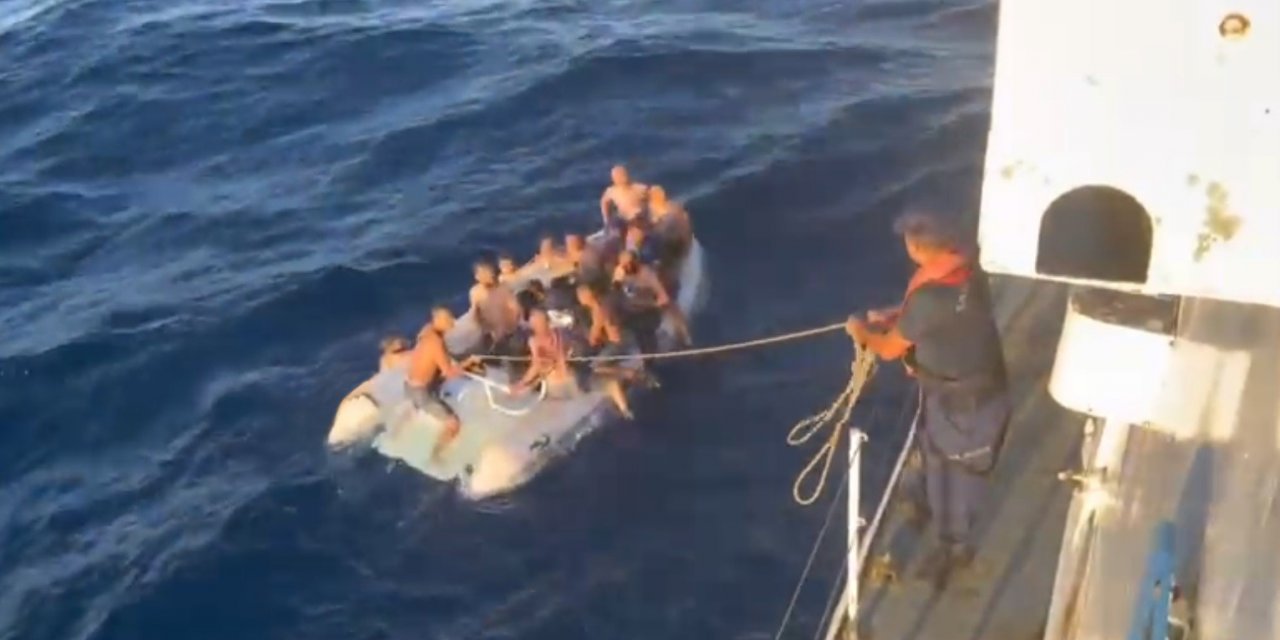 Motor arızalanınca denizde sürüklendiler