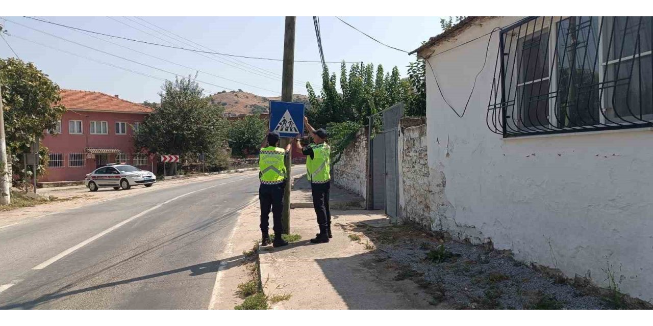 Aydın’da jandarma ekipleri trafik levhaların kontrol etti