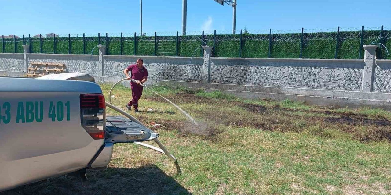 Gediz’de elektrik telleri tarla yangınına sebep oldu