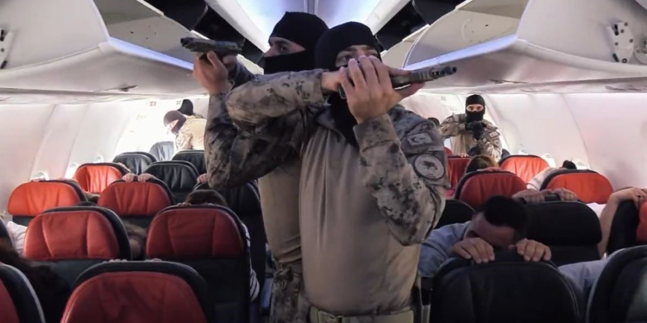 Özel harekat polislerinden, uçakta nefes kesen rehine kurtarma tatbikatı