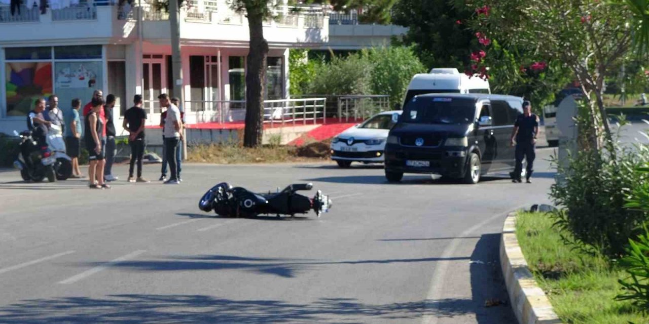 Panelvanla çarpışan motosiklet sürücüsü kaskı sayesinde ölümden döndü