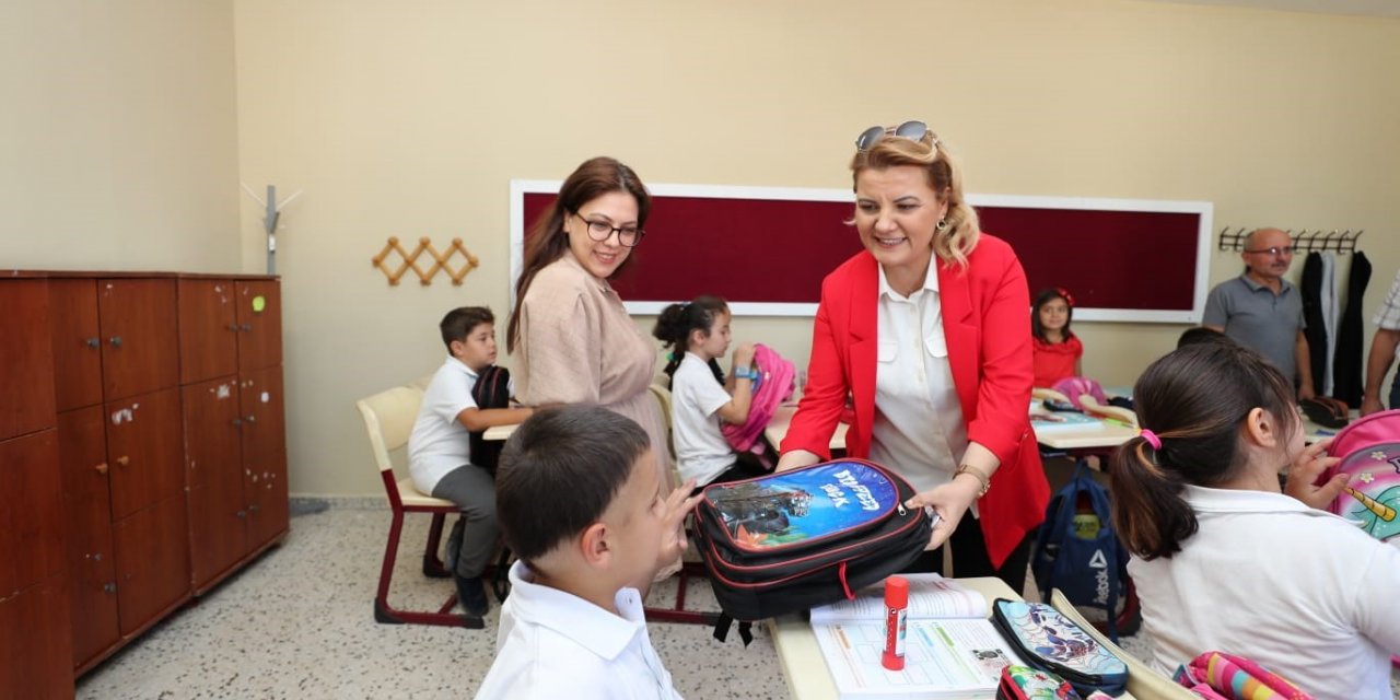 Öğrencilere sırt çantası ve kırtasiye seti hediye edildi