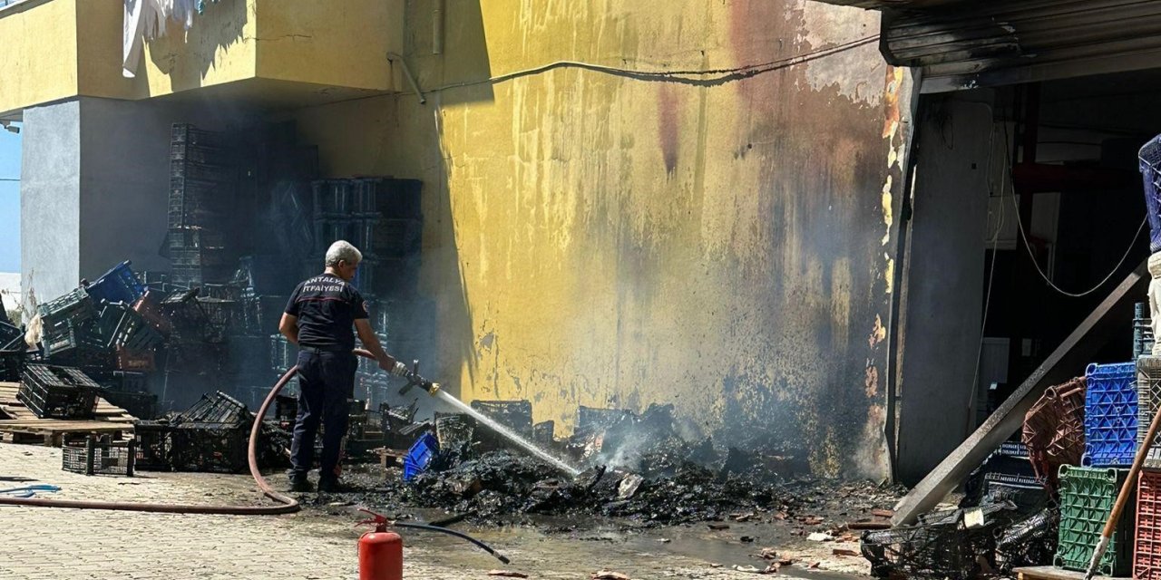 Sebze meyve deposundaki yangın büyümeden söndürüldü