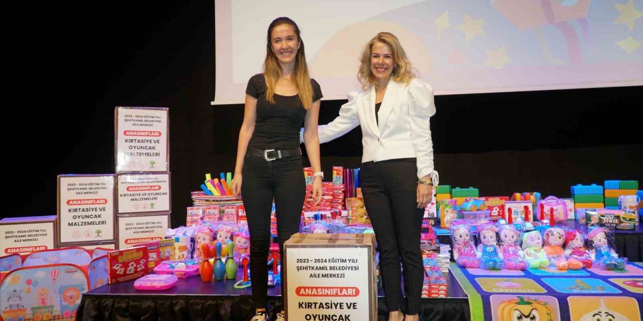 Anasınıfı öğrencilerine kırtasiye seti ve oyuncak armağan edildi