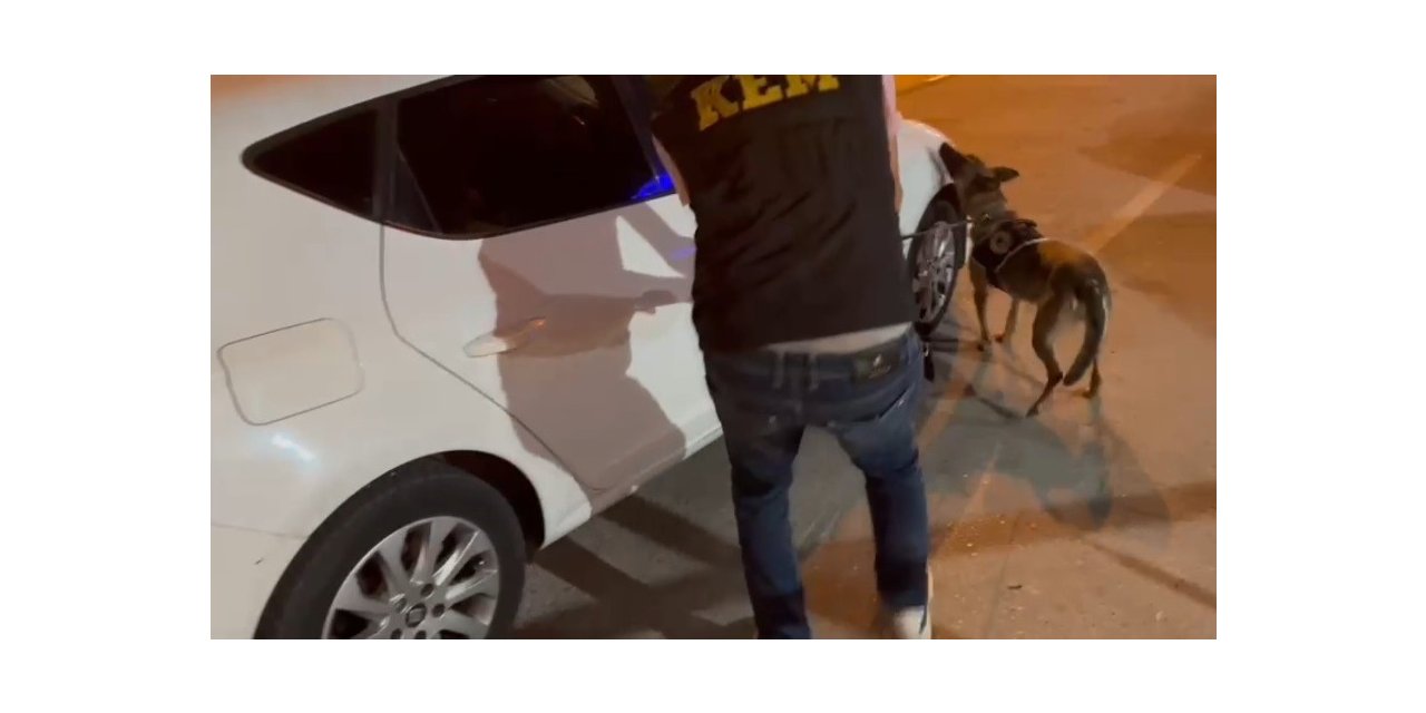 Narkotik köpekleri yerini gösterdi, zulalanmış uyuşturucular yakalandı