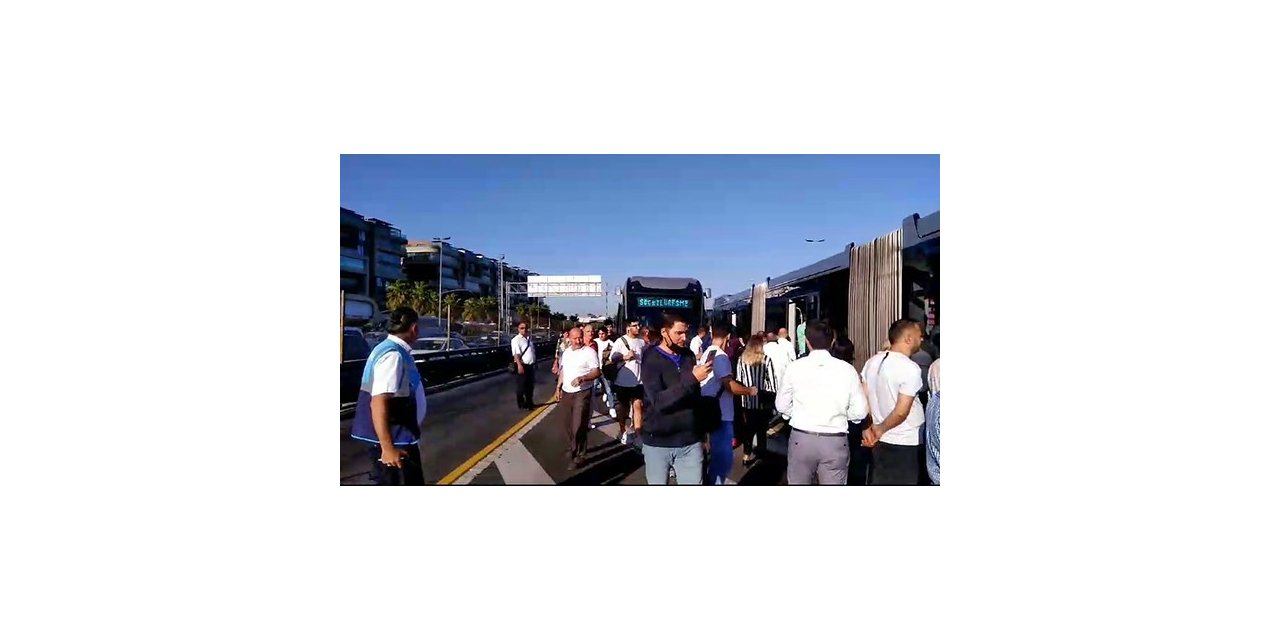 İstanbul’da metrobüs arıza yaptı, yolcular yürümek zorunda kaldı