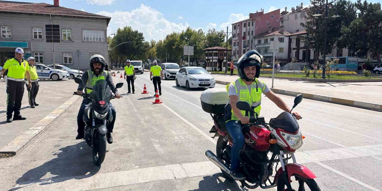 Denetlenen motosikletlilere reflektif yelek hediye edildi