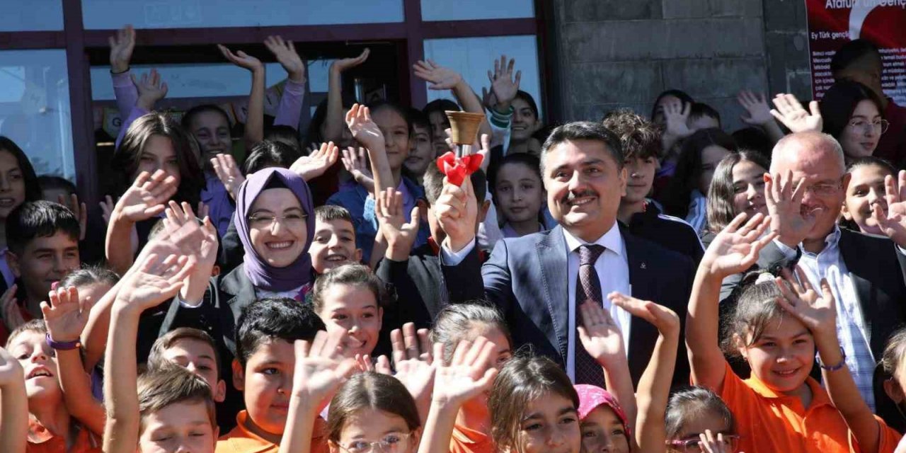 Başkan Ayık öğrencilere kitap okudu