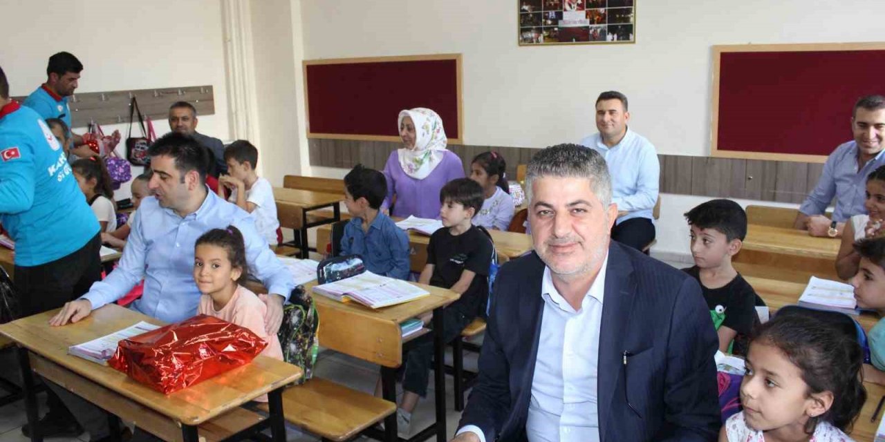 Kaymakam ve milletvekili öğrencilerin heyecanına ortak oldu