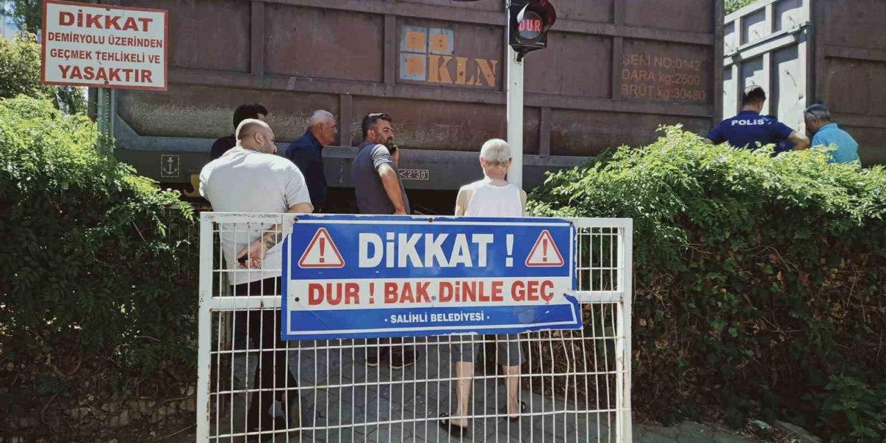 Manisa’da yük trenin çarptığı genç hayatını kaybetti