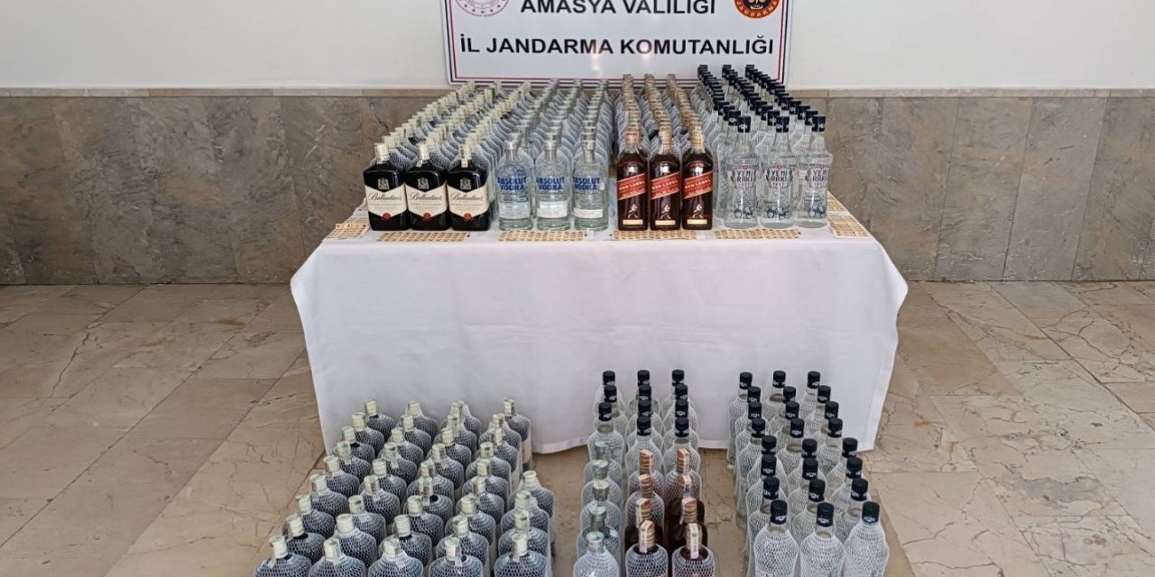 Merzifon’da bir araçta 298 litre sahte içki ele geçirildi