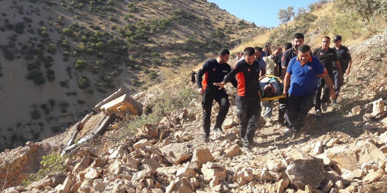 Devrilen ekskavatörün operatörü yaralandı