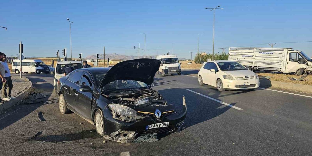 Kamyonet ile otomobil çarpıştı: 2 yaralı