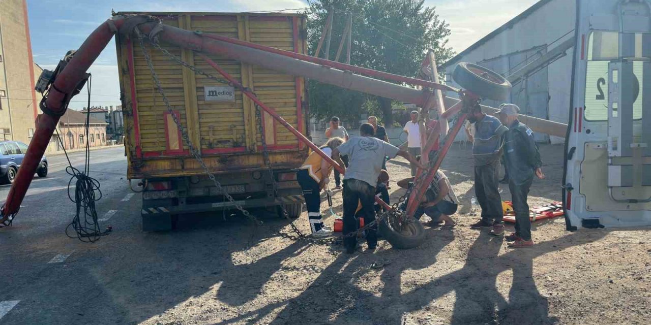 Kamyon helezona, helezon işçiye çarptı