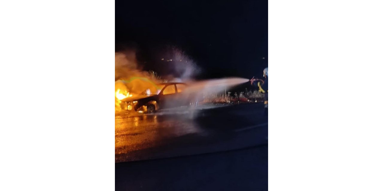 Seyir halindeki otomobil alev alev yandı