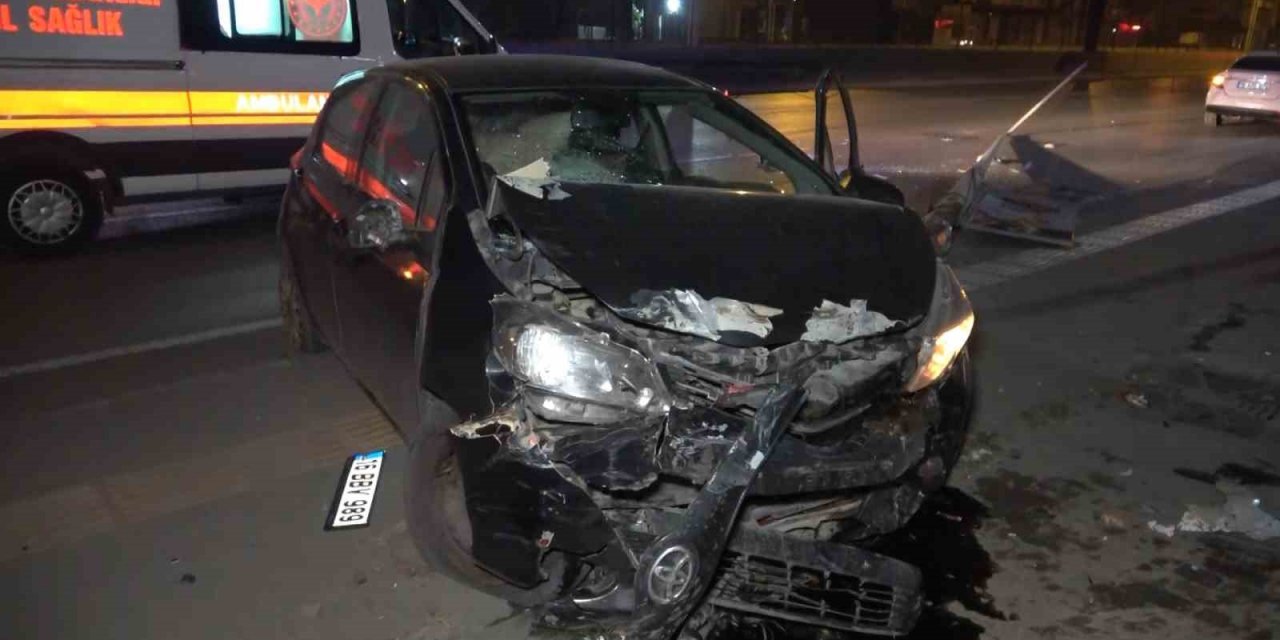 Direksiyon hakimiyetini kaybetti, 2 araca ve direğe çarparak durabildi