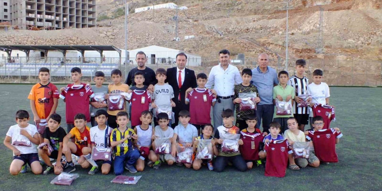 Tut’da çocuklara forma hediye edildi