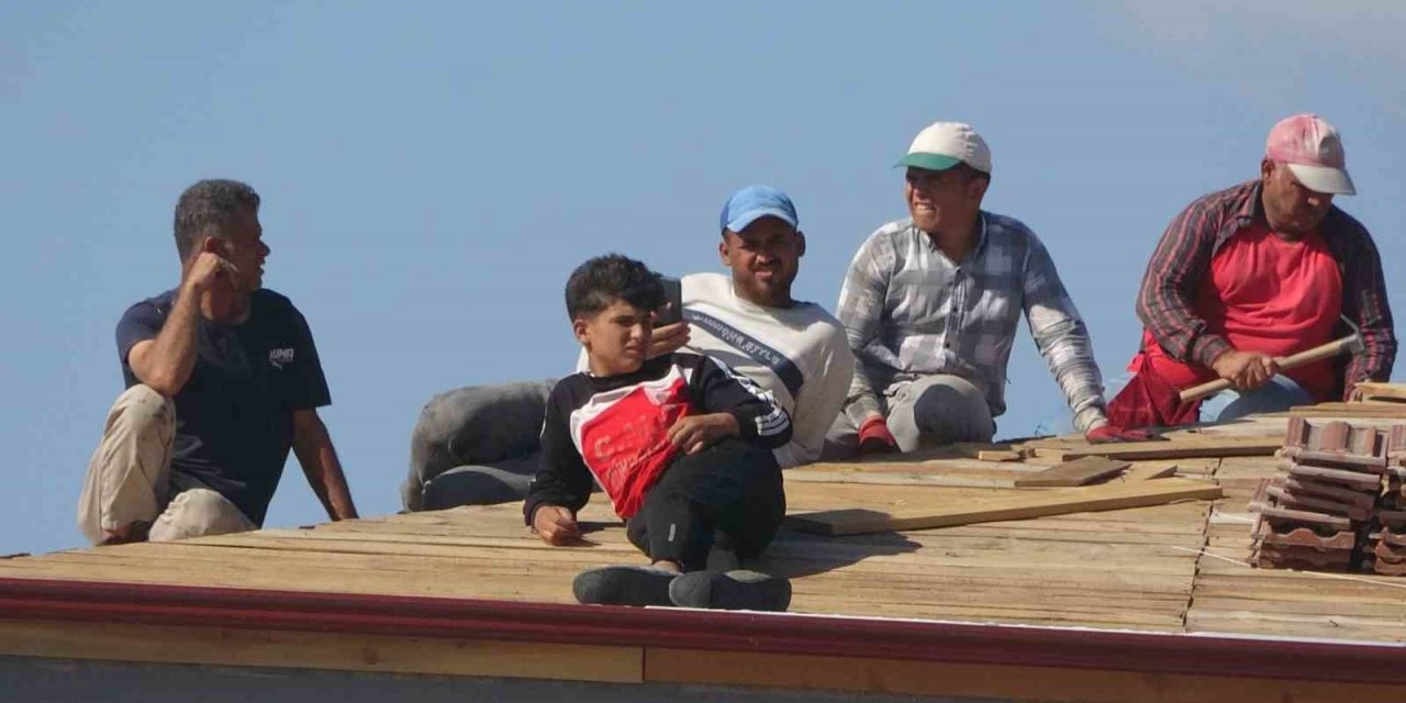 Çatıda çalışan işçilerin seyir zevkine ne alevler ne de duman son verebildi