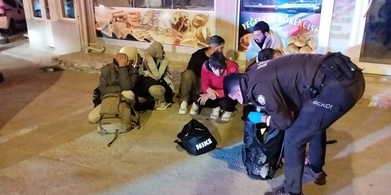 Polisten kaçan göçmen kaçakçıları, yol çalışmasının yapıldığı ‘kapalı’ sokakta yakalandı