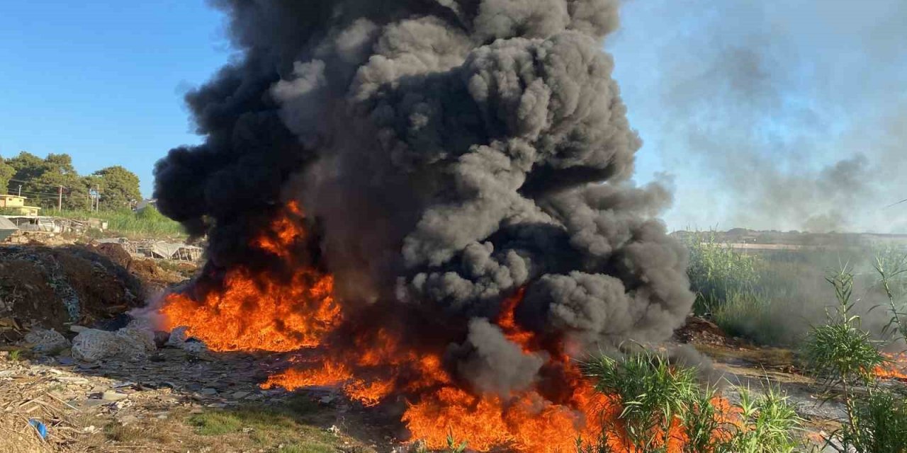Sanayi atıkları alev alev yandı, gökyüzünü duman kapladı