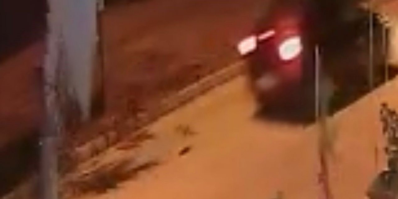 Yola fırlayan kedi arabanın altında kaldı, o anlar kameraya yansıdı