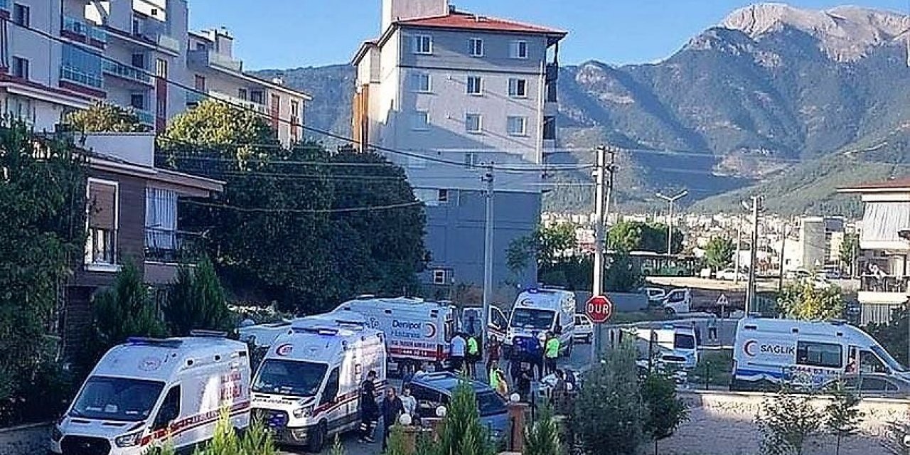 Otomobille çarpışan okul servisi apartman bahçesine uçtu: 14 yaralı