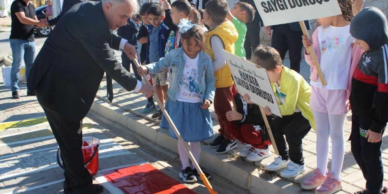 Yaya geçidini protokol üyeleri öğrencilerle birlikte boyadı