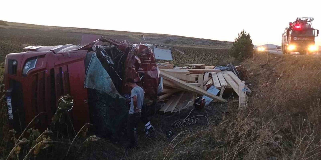 Kütahya’da kereste yüklü tır devrildi: 1 ölü