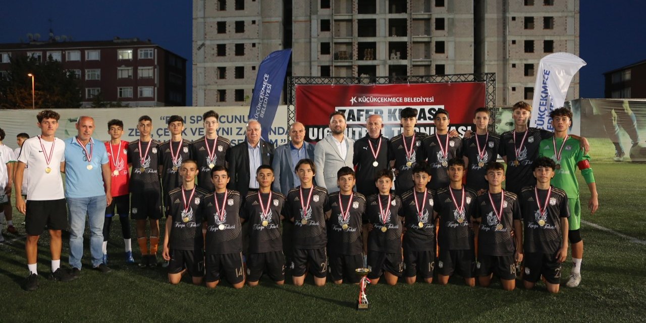 Küçükçekmece’de 30 Ağustos Zafer Kupası’nın şampiyonu Kanaryaspor oldu