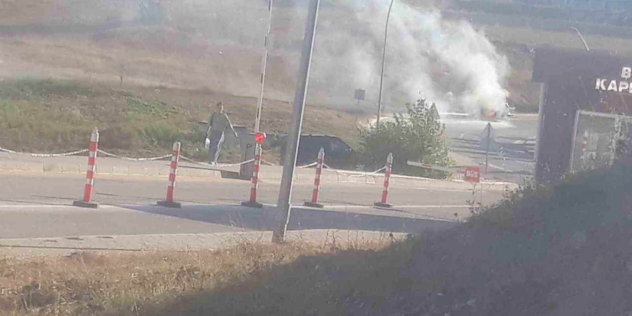 Üniversitenin girişinde otomobil alev alev yandı