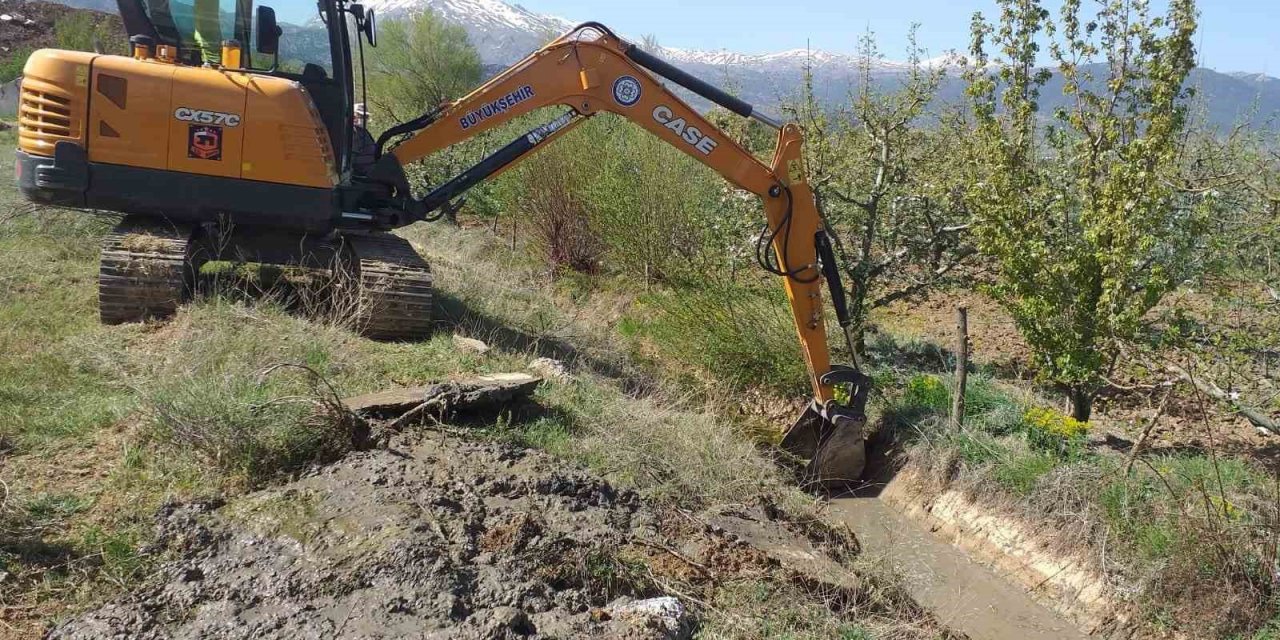 Büyükşehir sulama kanalı temizlik çalışmalarına devam ediyor