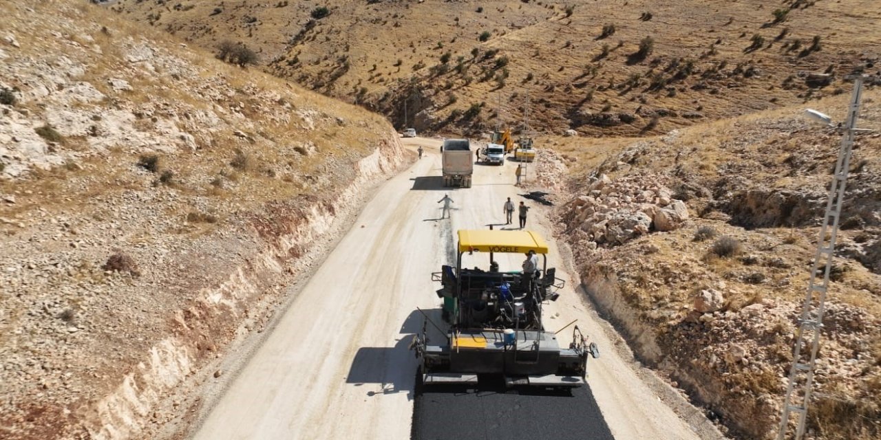 Mardin’de Türkmen Vadisi alternatif çevre yoluna ilk asfalt döküldü