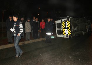 Öğrenci servisi otomobille çarpıştı