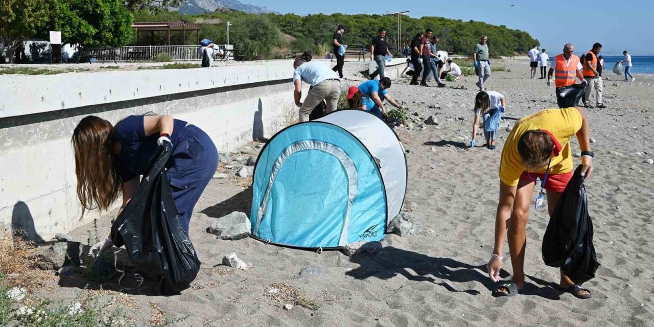Dünya Temizlik Günü’nde Kemer’de sahil temizliği