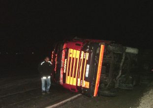 Kamyon buzdan kayarak devrildi