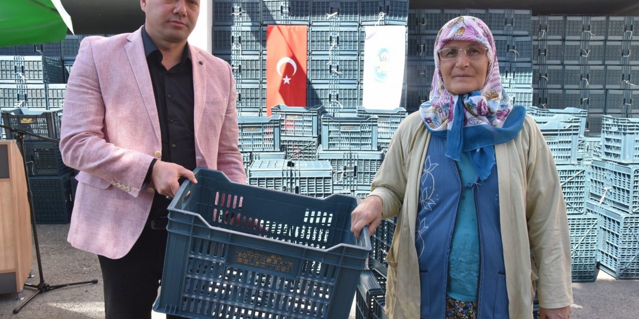 Salihli’de üreticilere 9 bin meyve kasası hibe edildi