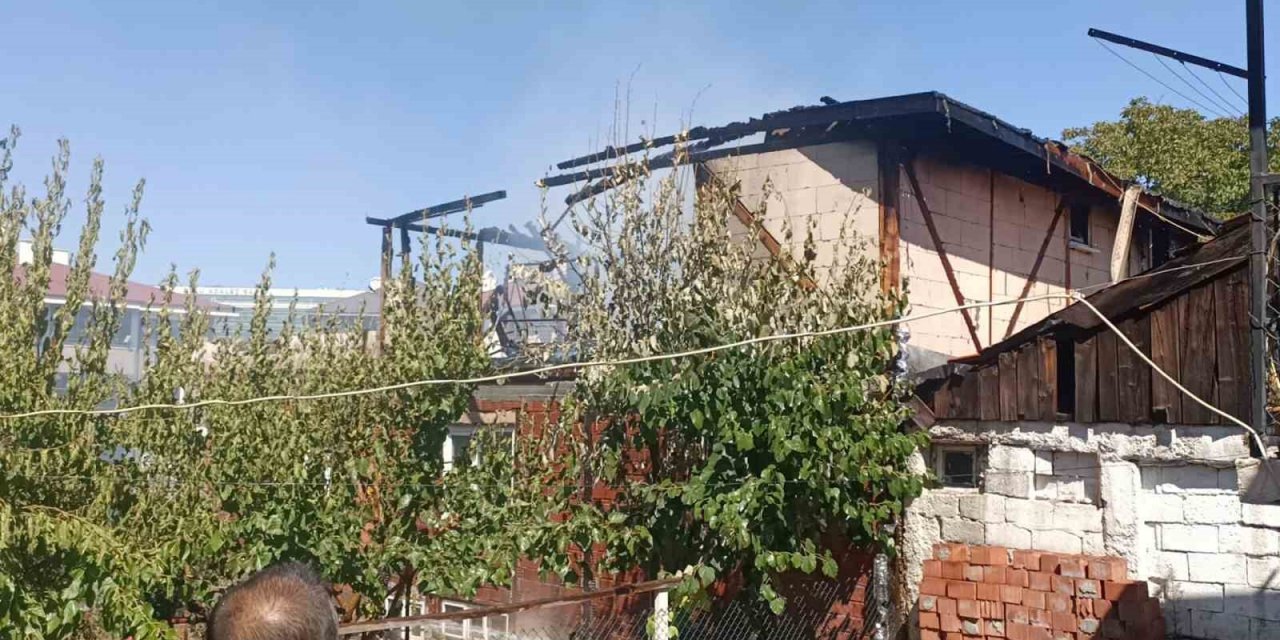 Eşi ve kayınvalidesi ile tartışan kadın evi ateşe verdi