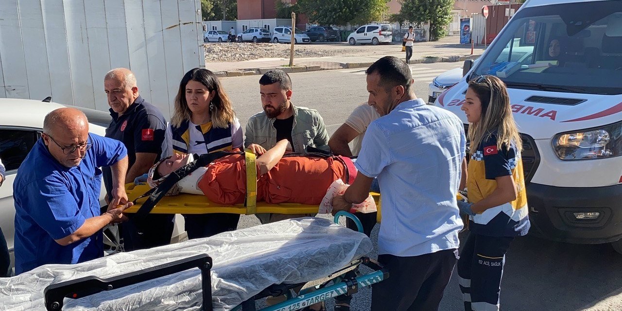 Motosiklet yayaya çarptı: 2 yaralı