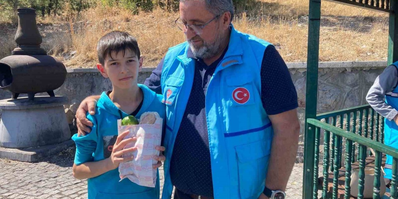 Kur’an kursu öğrencileri doğa yürüyüşünde mıntıka temizliği yaptı