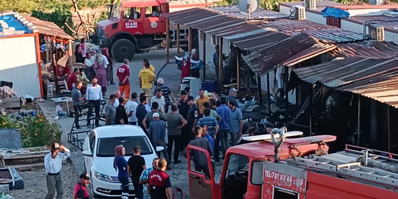 Elektrik kontağından çıkan yangında 5 konteyner yandı